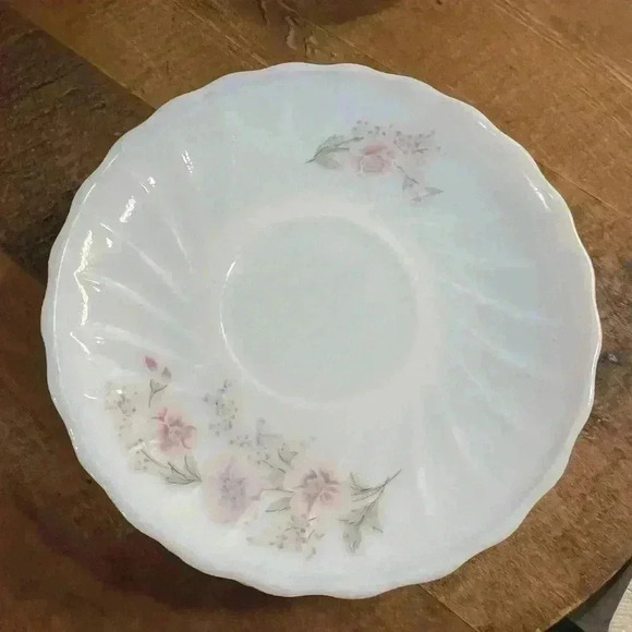 Vintage Set of 4 Floral Milk Glass Decopal Teacups Pink &  Purple Flower - Picture 3 of 5